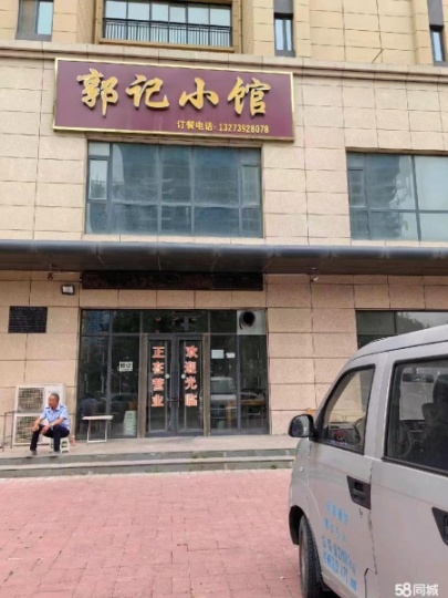 地理位置優(yōu)越，人流量大，有固定客源，本人家里有事，現(xiàn)在忍痛轉(zhuǎn)讓，無轉(zhuǎn)讓費(fèi)